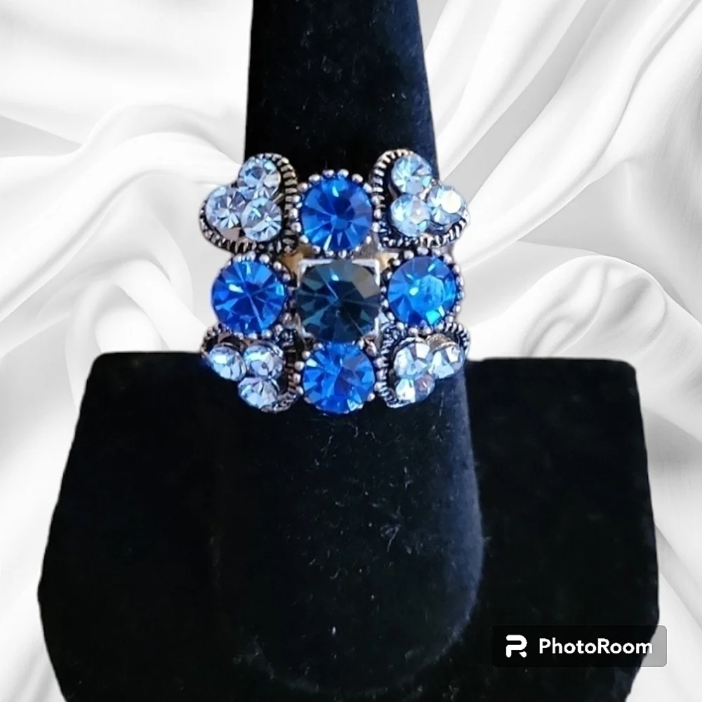 3/$30 VTG Icy Blue Crystal Statement Adjustable Ring